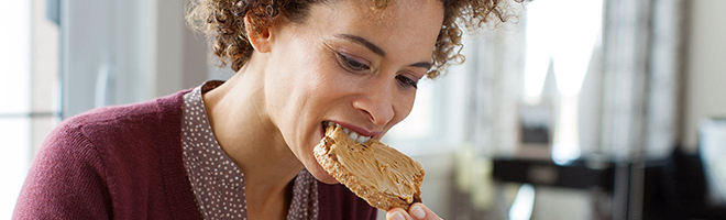 mujer comiendo galleta