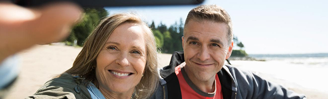 pareja sonriendo para una selfie gracias a corega